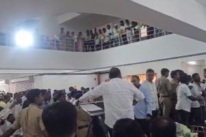 Clashes between former MPs during the inauguration of Tasgaon Municipality building