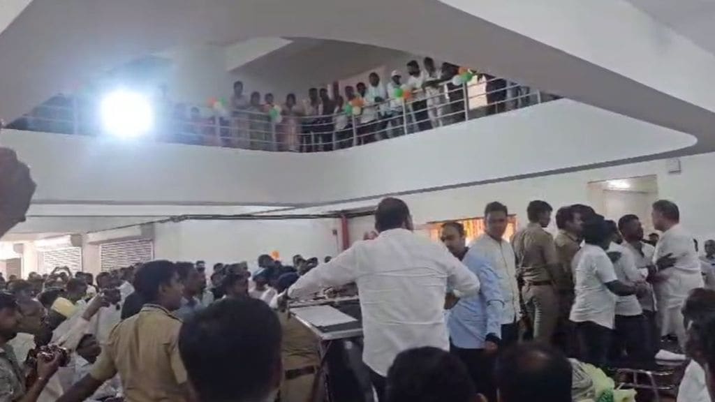 Clashes between former MPs during the inauguration of Tasgaon Municipality building