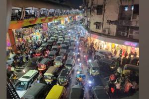 in kalyan dombivli Traffic congestion worsened party leaders park vehicles horizontally in front of their offices