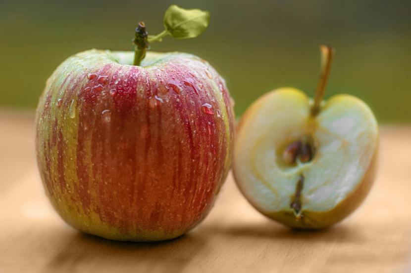 why is an apple must to include in your regular diet benefits of fibre rich apple