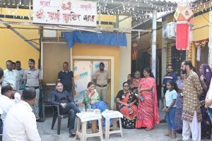 Municipal Commissioner celebrated Diwali with the sweepers