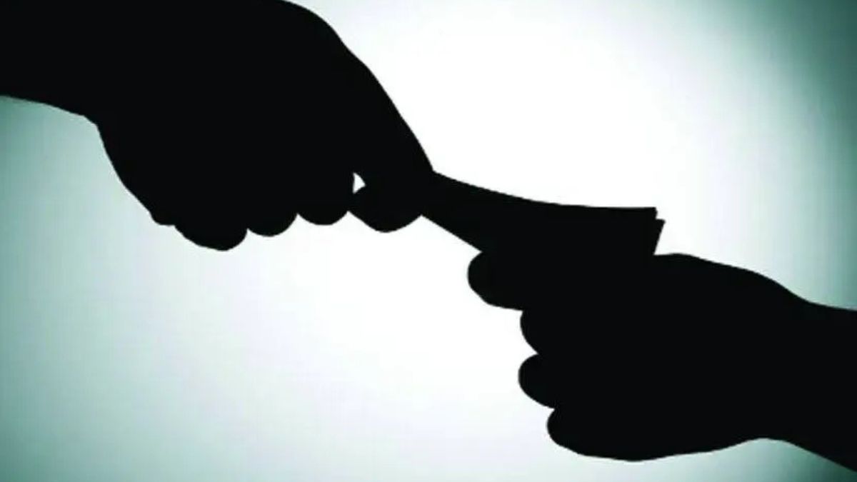 revenue assistant in Kalyan caught accepting Rs 40000 bribe