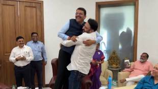 Mohit Kamboj lifts Devendra Fadnavis on his shoulders after Bjp victory