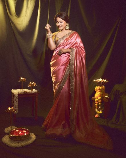 Hina Khan gracefully poses with her traditional saree outfit on social media