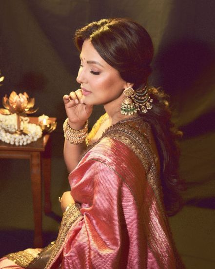 Hina Khan gracefully poses with her traditional saree outfit on social media