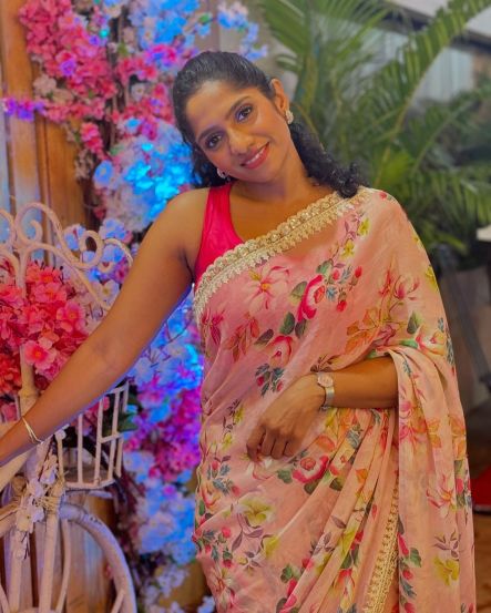 Actor and Comedian Jamie Lever shares her cute look in saree on social media