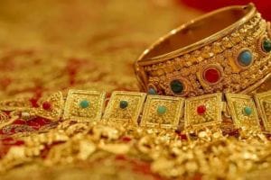 Jewellery worth six and half lakhs was stolen from passenger at Swargate ST station