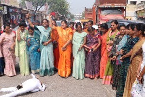 Protest against obscene remarks of BJP leader Pasha Patel in Karjat Jamkhed by burning effigy