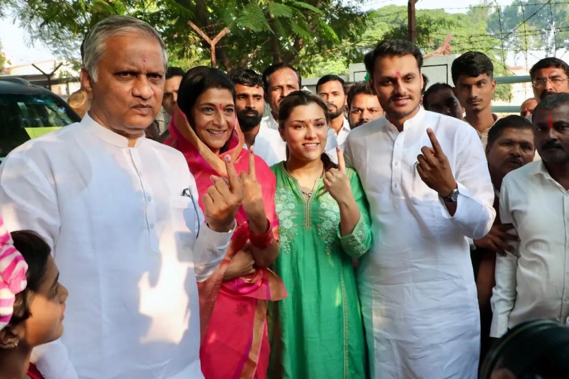 Maharashtra Assembly Election 2024 Politicians Voting