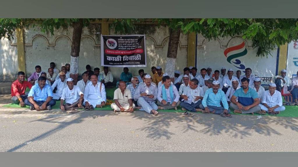 In yavatmal front of collectors office Shetkari Warkari Sangathan protested today while celebrated Black Diwali