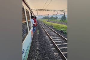 local express train got disrupted due to traffic jam at diva railway crossing gate