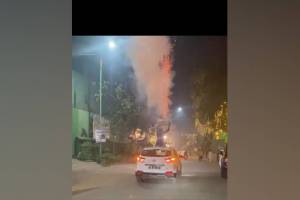 Thanes Nilakanth area youth burst firecrackers on roofs of vehicles