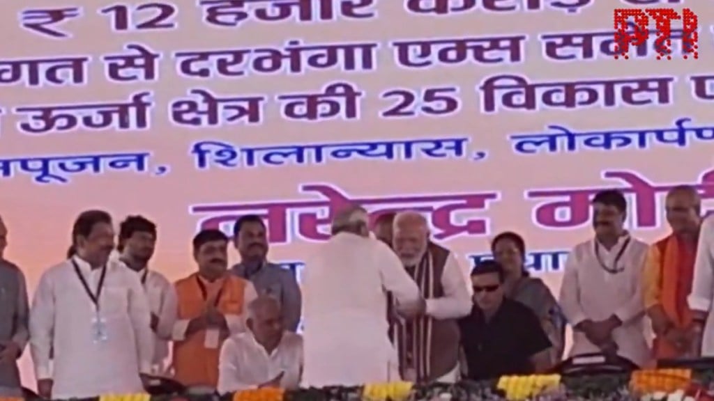 nitish kumar bows down to touch feet of pm modi