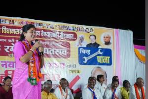 BJP leader Navneet Rana launched open campaign against mahayuti in Daryapur heating up atmosphere