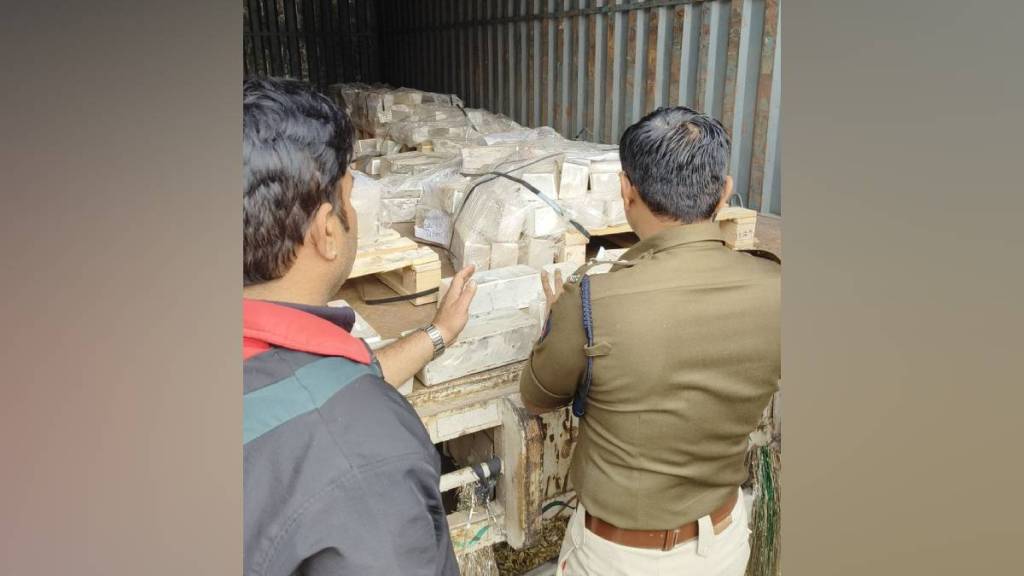 silver bricks Dhule district, silver bricks seized,