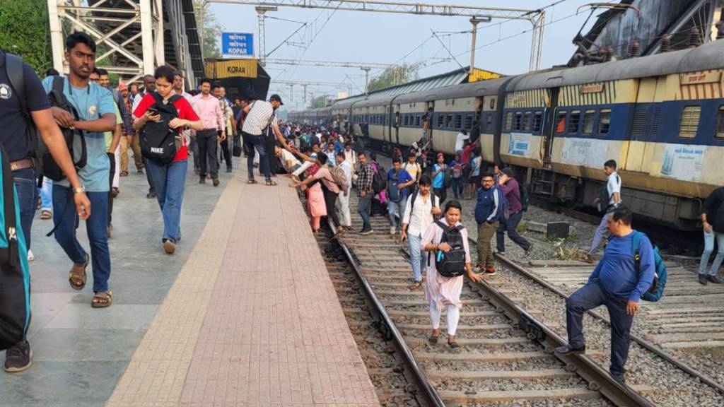 Upper Kopar railway station, Passengers Upper Kopar railway station,