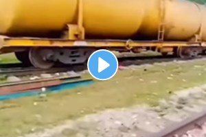 viral video a boy standing at moving train and falling from local train video