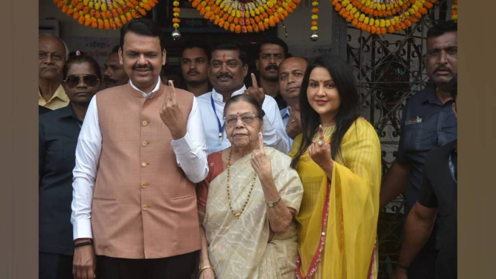 Devendra Fadnavis voted with his family confident that voting percentage increase this time