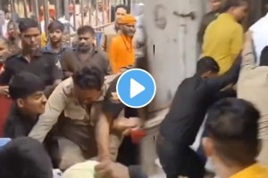 Shocking video up mathura vrindavan banke bihari mandir viral video guards fought with devotees