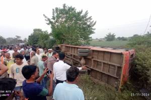 bus overturned near Rajni Fata in Taloda taluka of district on Monday Three passengers seriously injured