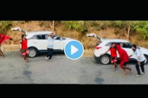 Viral video of three friends danced on marathi lavani song while parking their car on the side of the road watch video