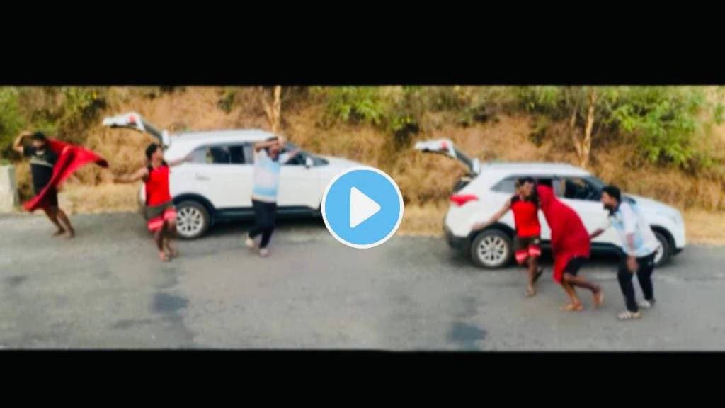 Viral video of three friends danced on marathi lavani song while parking their car on the side of the road watch video