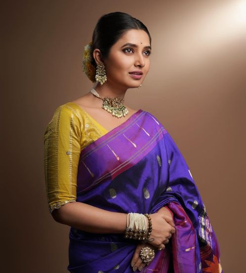 Prajakta Mali Muniya Paithani Saree Photoshoot