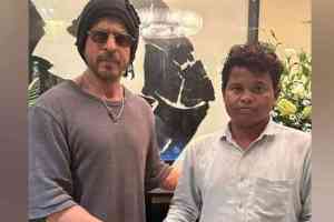 Shah Rukh Khan meets fan from Jharkhand who waited for him outside Mannat for 95 days