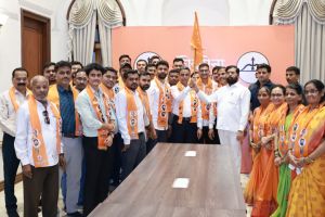 Senior Shiv Sainik Sadanand Tharwal of Dombivli enters Shinde Sena