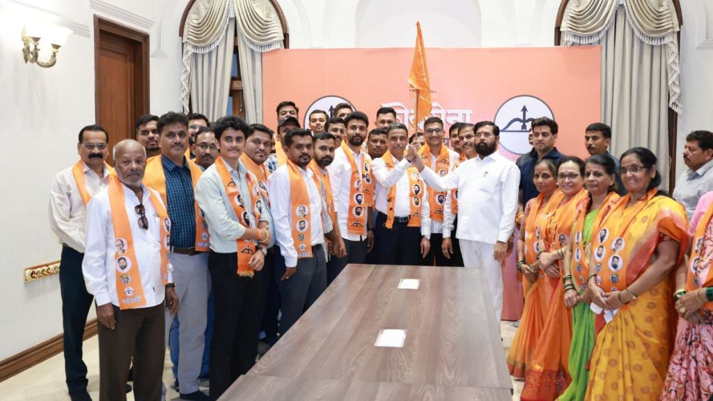 Senior Shiv Sainik Sadanand Tharwal of Dombivli enters Shinde Sena