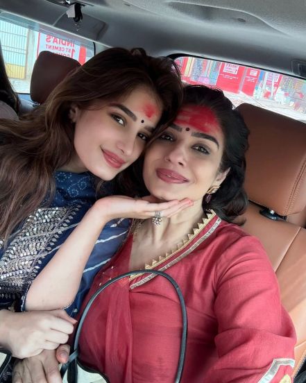 Bollywood Actres Raveena Tandon Visited Baidyanath Temple With Daughter Rasha