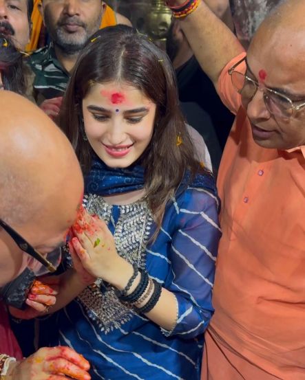 Bollywood Actres Raveena Tandon Visited Baidyanath Temple With Daughter Rasha