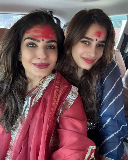 Bollywood Actres Raveena Tandon Visited Baidyanath Temple With Daughter Rasha