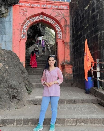 aarya ambekar visited Sajjangad fort 