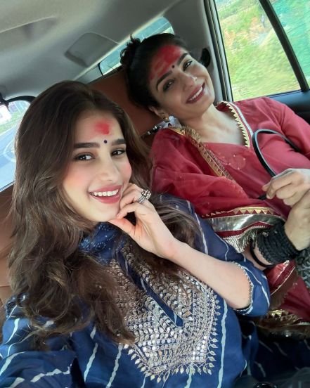 Bollywood Actres Raveena Tandon Visited Baidyanath Temple With Daughter Rasha