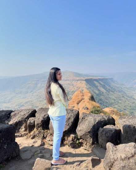 aarya ambekar visited Sajjangad fort 