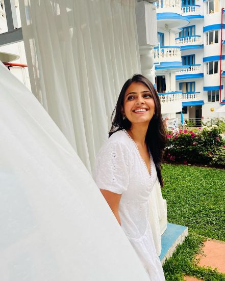 Actor Saniya Choudhari shares her stunning look in saree on social media