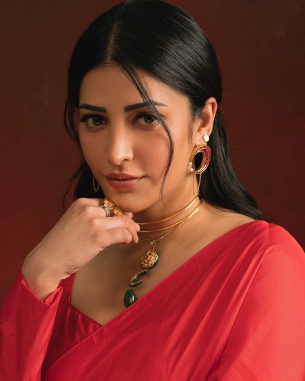 Actress Shruti Hasan shares attractive pictures in saree on social media 