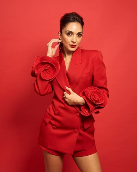 Actress Kiara Advani shares her Glamorous look on social media