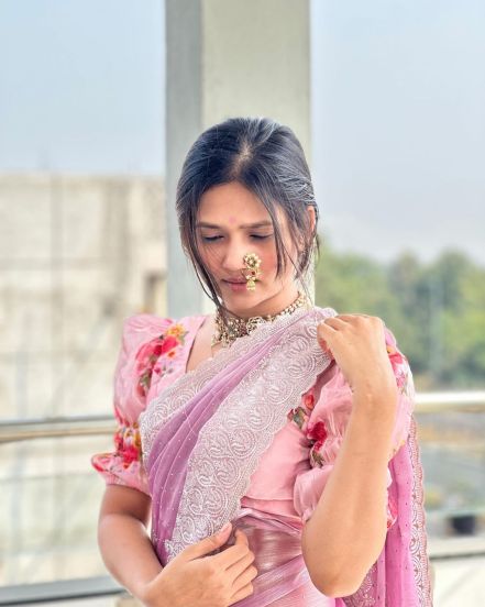 popular dancer gautami pink saree glamorus photoshoot see photos gautami patil viral latest photos 