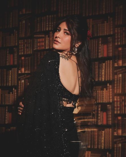 Actress Shruti Hasan shares attractive pictures in saree on social media 