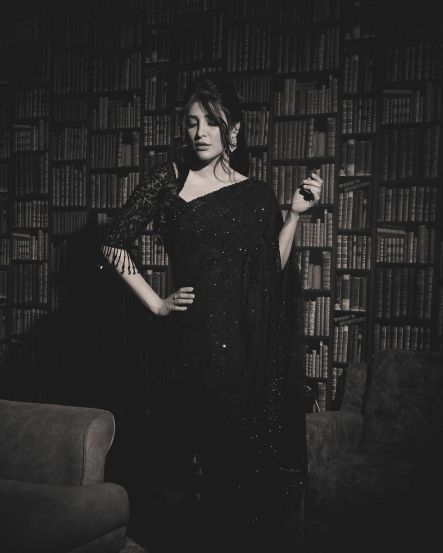 Actress Shruti Hasan shares attractive pictures in saree on social media 