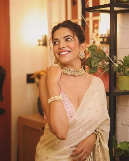 Actress Mitali Mayekar shares her traditional look on social media