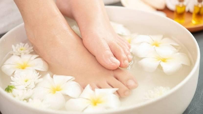 Soaking feet in hot water causes blood vessels in the feet to dilate