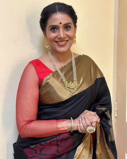 Sonali Kulkarni Green Silk Saree Look