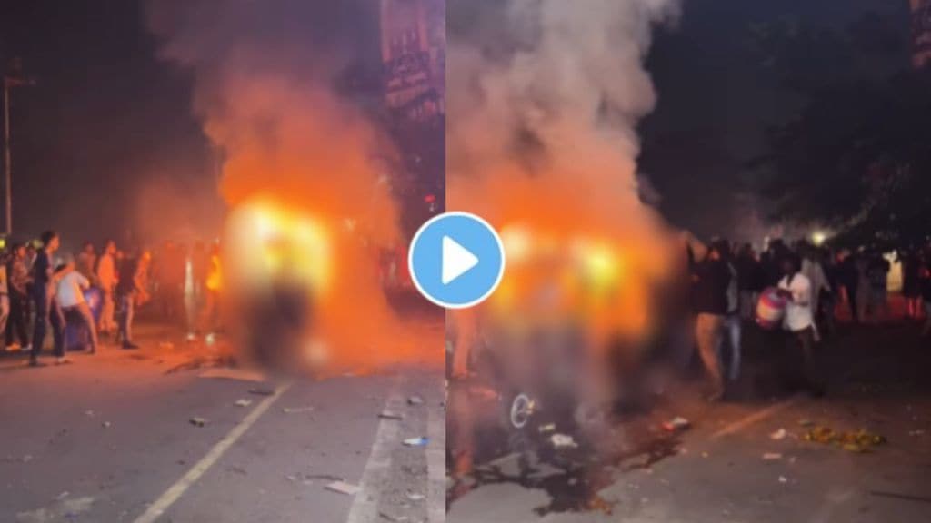 Shocking video : A rickshaw caught fire due to firecrackers