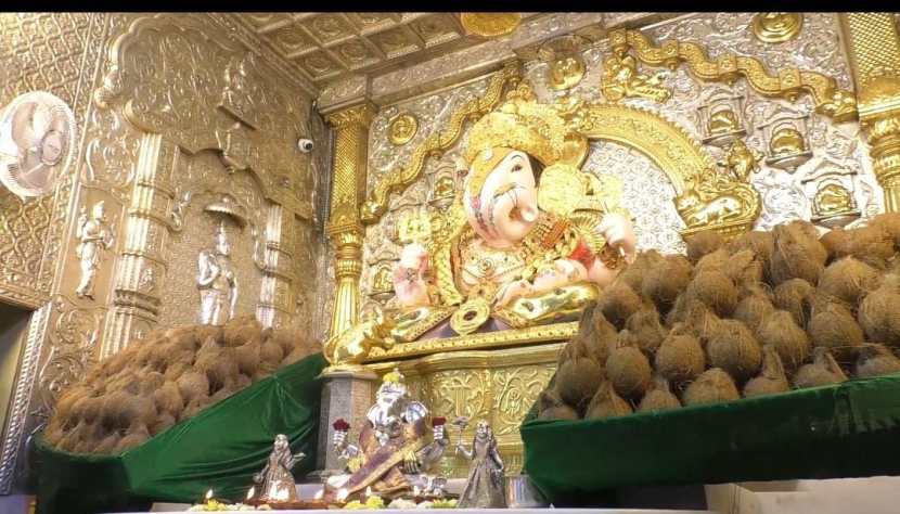 Pune Dagdusheth Halwai Ganapati Umangmalaj Mahotsav 1100 coconuts maha naivedya 