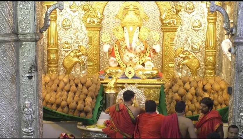 Pune Dagdusheth Halwai Ganapati Umangmalaj Mahotsav 1100 coconuts maha naivedya 