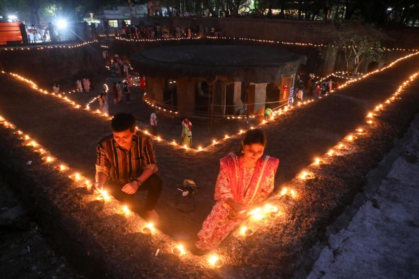 Tripurari Purnima Deepotsav Photos