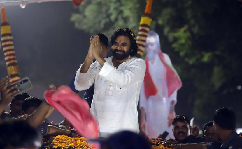 Telegu Superstar Pawan Kalyan in maharashtra assembly election 2024 photos